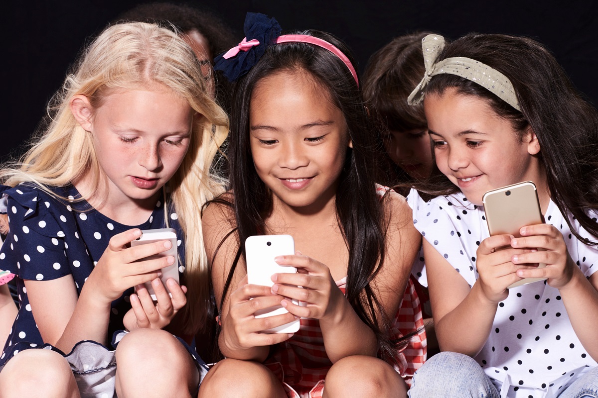 Греція та Іспанія обмежать соцмережі для неповнолітніх