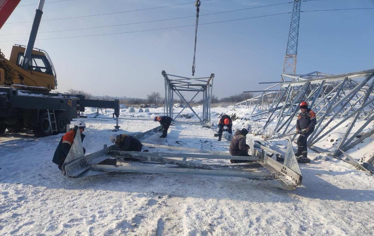 Обстріли і негода: відключення у семи областях
