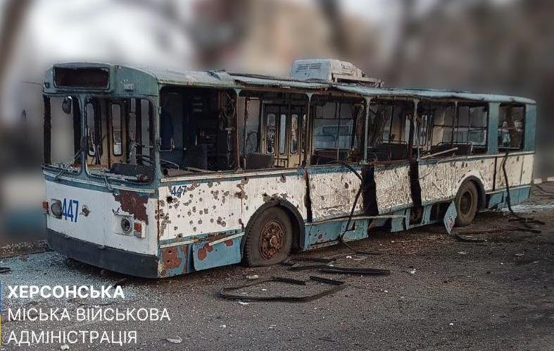РФ вдарила по Херсону: пошкоджені 12 тролейбусів