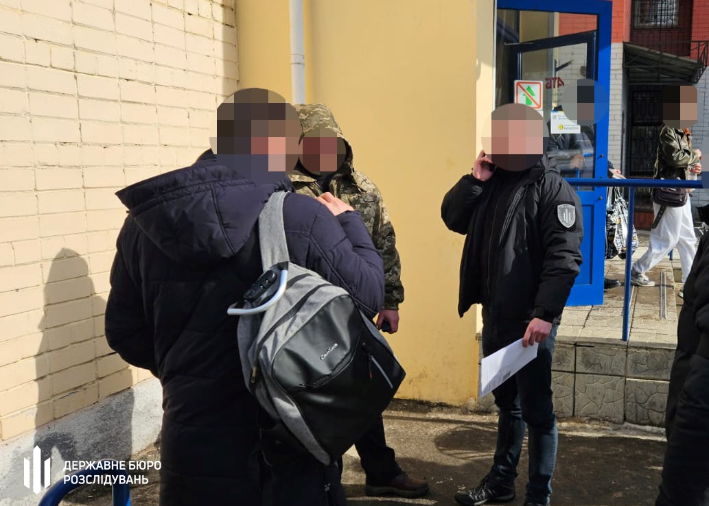 У Дніпрі посадовець ДМС оформлював ухилянтам “статус іноземця”