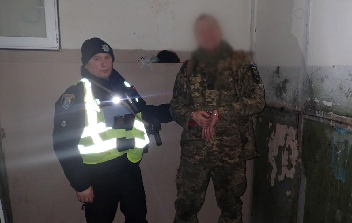 У Києві затримали військовослужбовця, який напав з ножем на двох людей