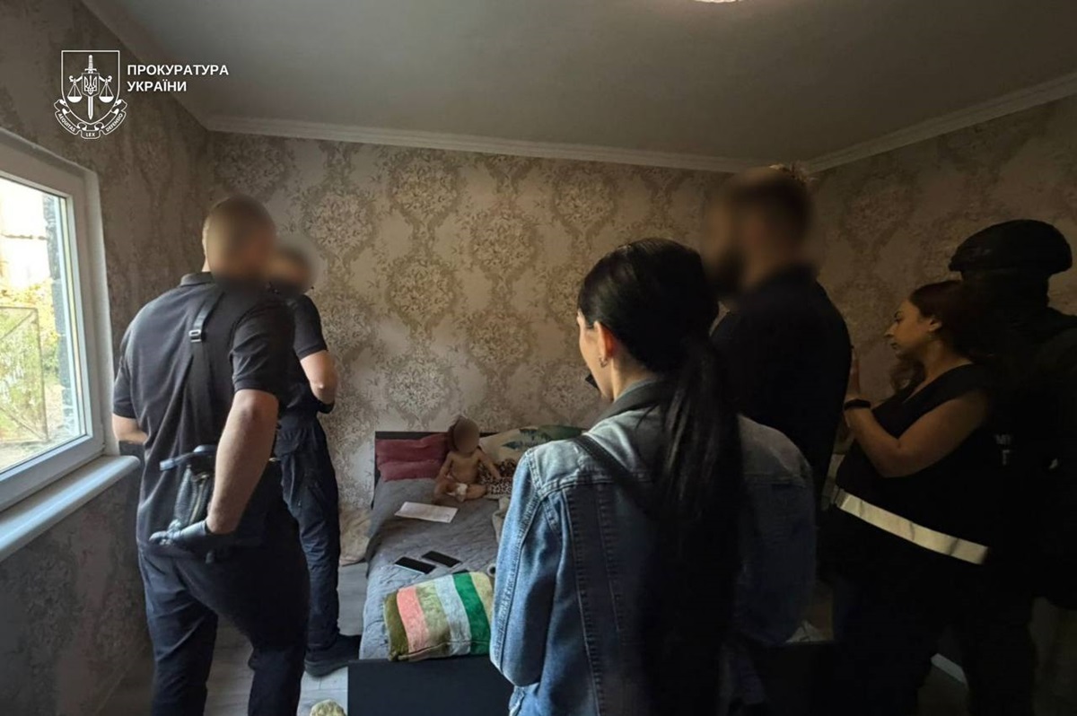 Порно з малолітньою донькою: багатодітну матір взяли під варту